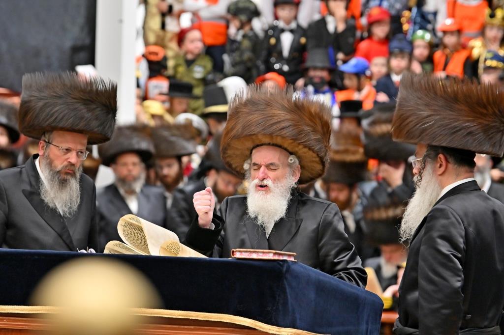 פורים בחצה"ק ויזניץ