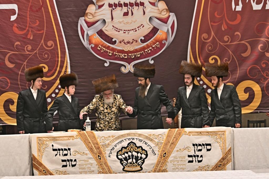 פורים בחצה"ק ויזניץ