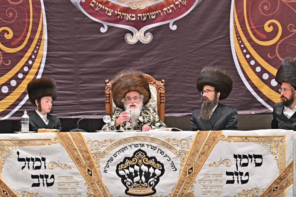 פורים בחצה"ק ויזניץ