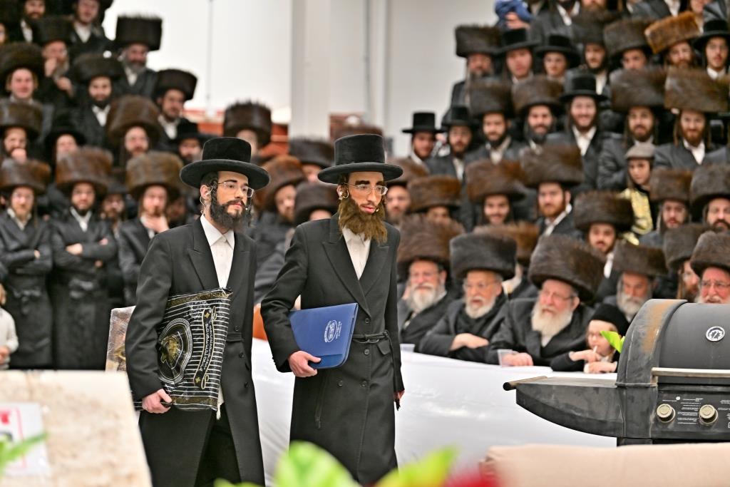 פורים בחצה"ק ויזניץ