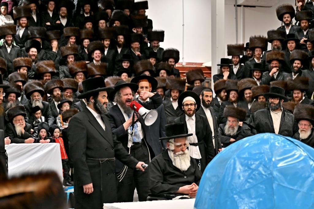 פורים בחצה"ק ויזניץ