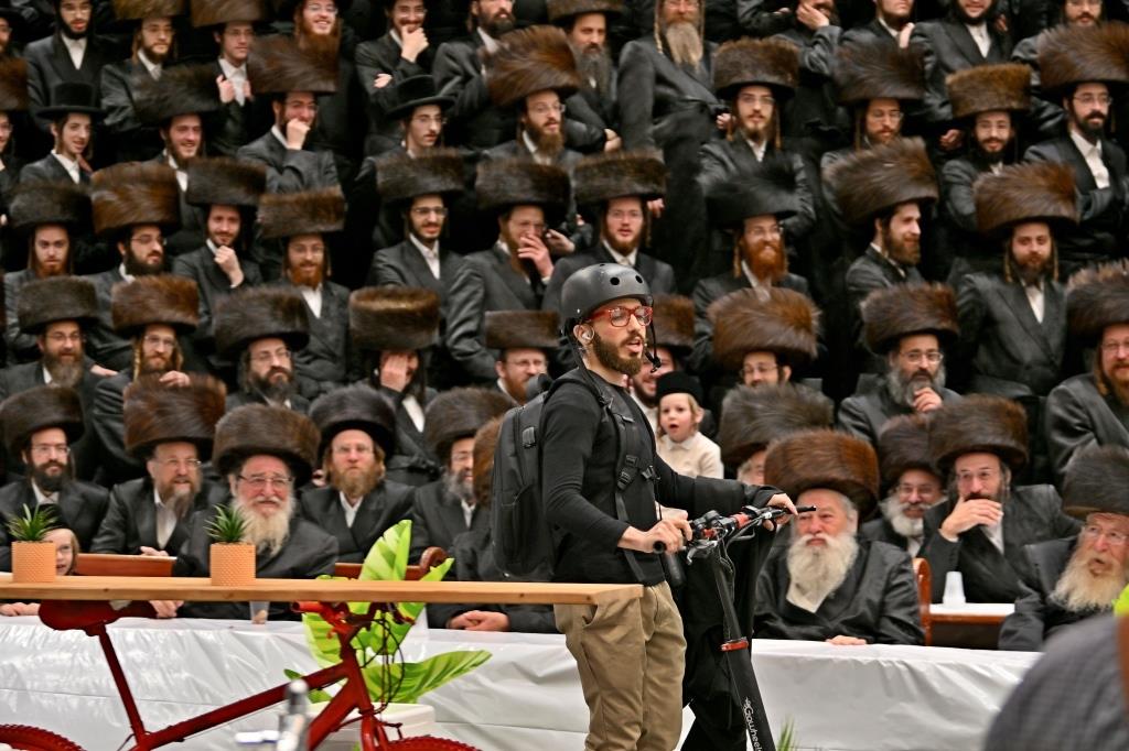 פורים בחצה"ק ויזניץ