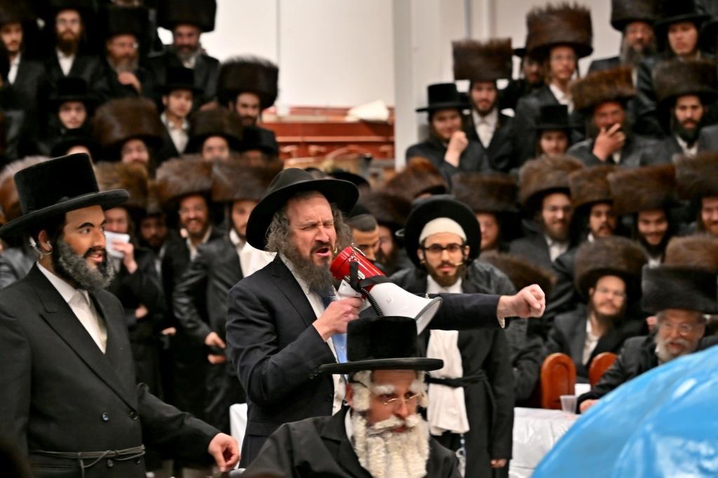 פורים בחצה"ק ויזניץ