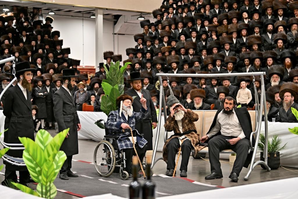 פורים בחצה"ק ויזניץ