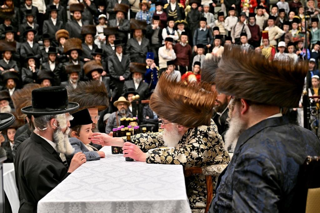 פורים בחצה"ק ויזניץ