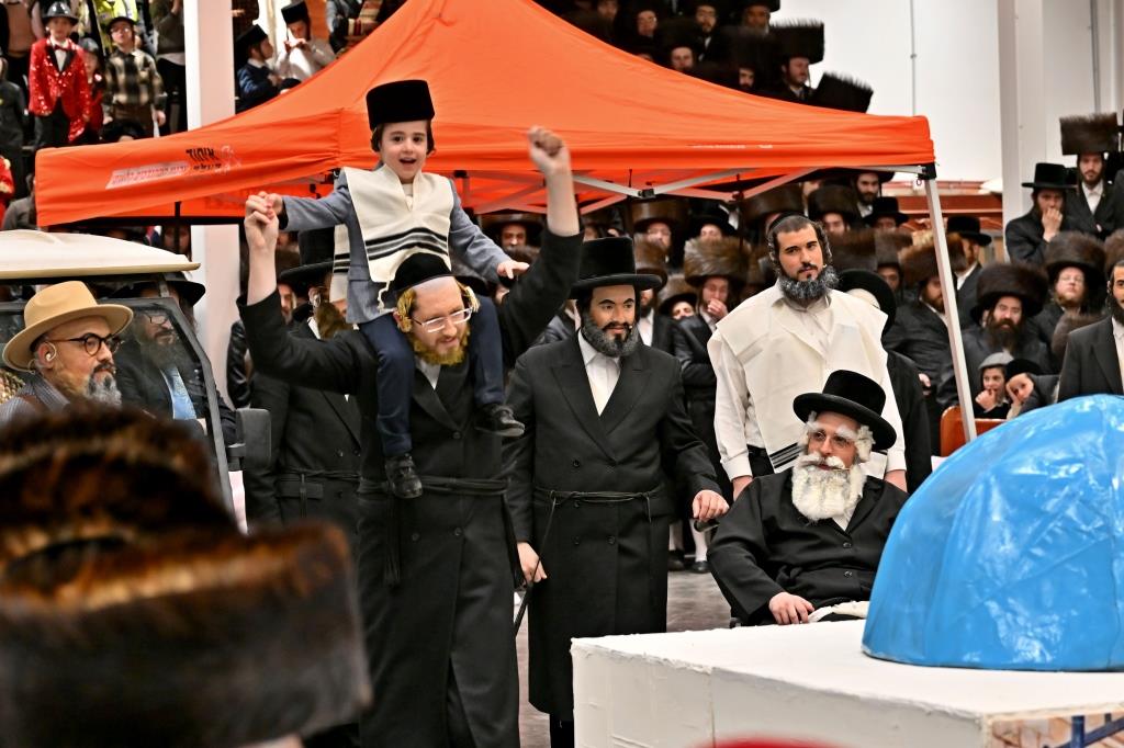 פורים בחצה"ק ויזניץ