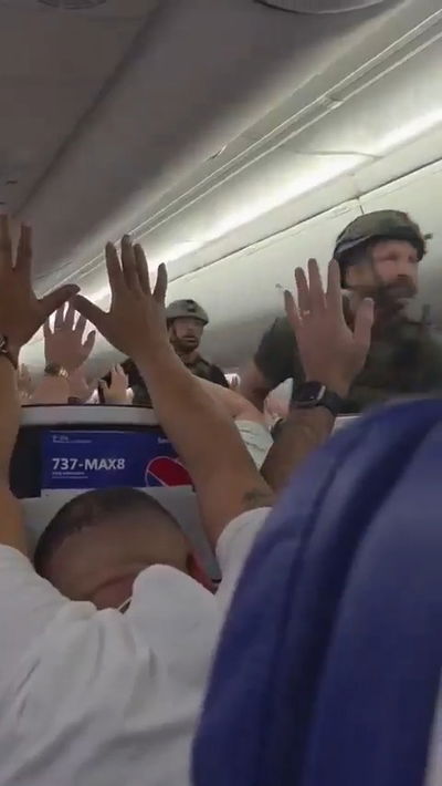 תיעוד חריג: הנוסעים מרימים ידיים והחיילים פושטים על המטוס - זו הסיבה | צפו