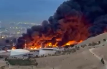 תיעוד מרהיב מהבוקר שאחרי באיראן: מיכלי הנפט בטהרן עדיין בוערים