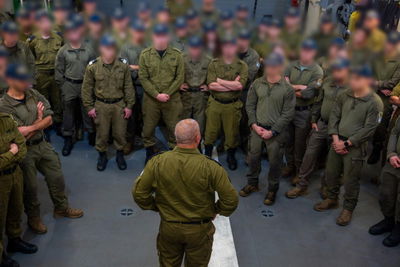 מפקד חיל הים, אלוף דוד סער, עם הלוחמים בלב ים