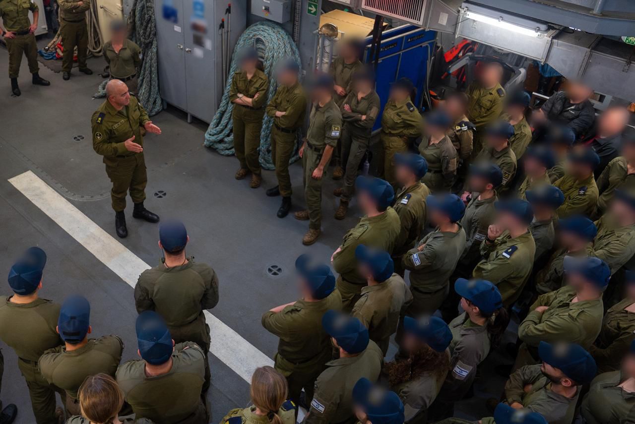 מפקד חיל הים, אלוף דוד סער, עם הלוחמים בלב ים