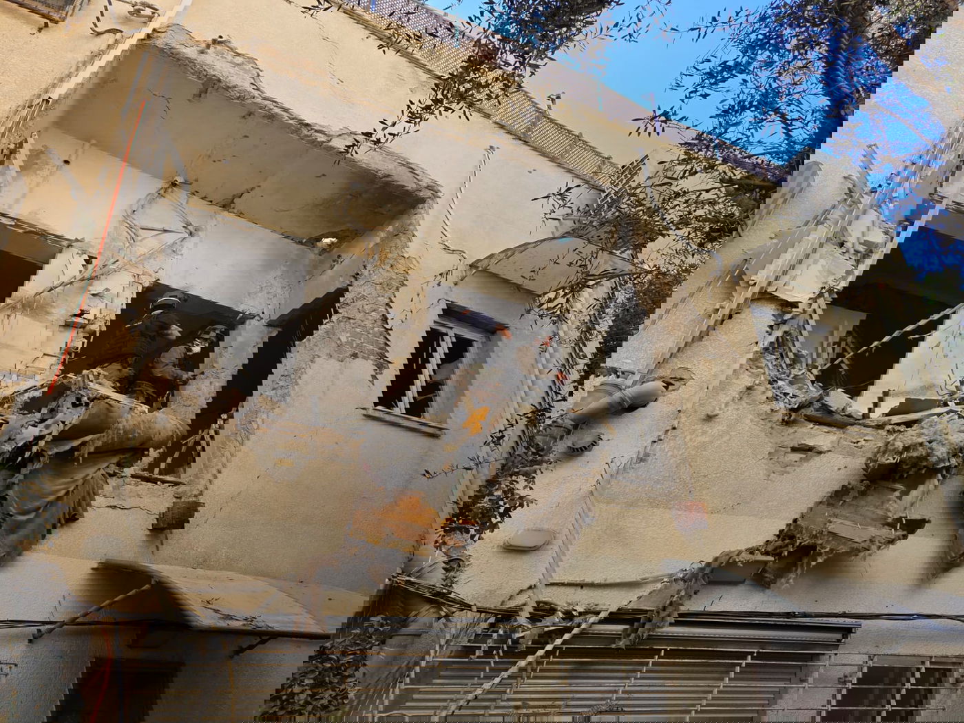 נפילה במרכז: "אנשים מבוהלים שכבו על הדשא, אחד מהם נפצע קשה"