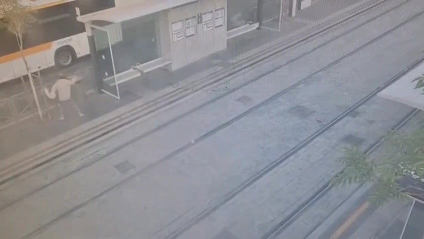 שודד באלימות ומשליך אבנים על אוטובוס