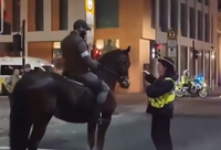 סערה במנצ'סטר: מפגינים רכובים על סוסים רדפו אחרי מתנגדי המשטר האיראני