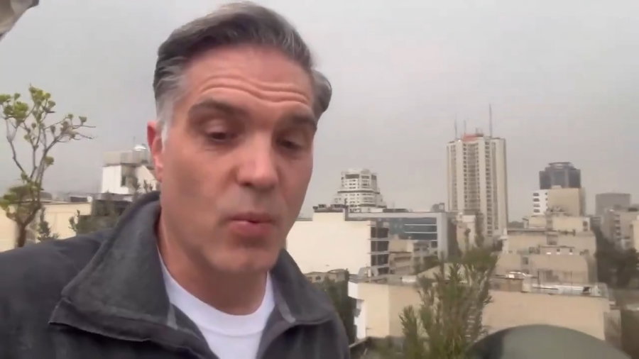 כתב  רשת כתב רשת CNN מתעד את הגשם החומצי