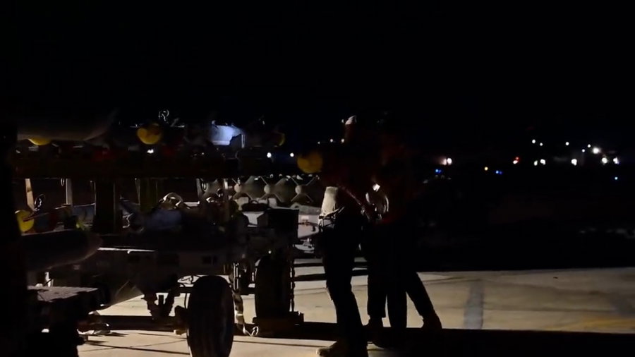 מטוסי F-15 של צבא ארה"ב , מוכנים לפעילות לאורך כל היממה
