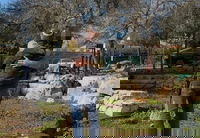 השר סמוטריץ' מתחבק עם בנו לפני הכניסה ללבנון