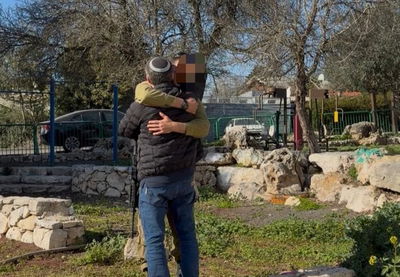 השר סמוטריץ' מתחבק עם בנו לפני הכניסה ללבנון