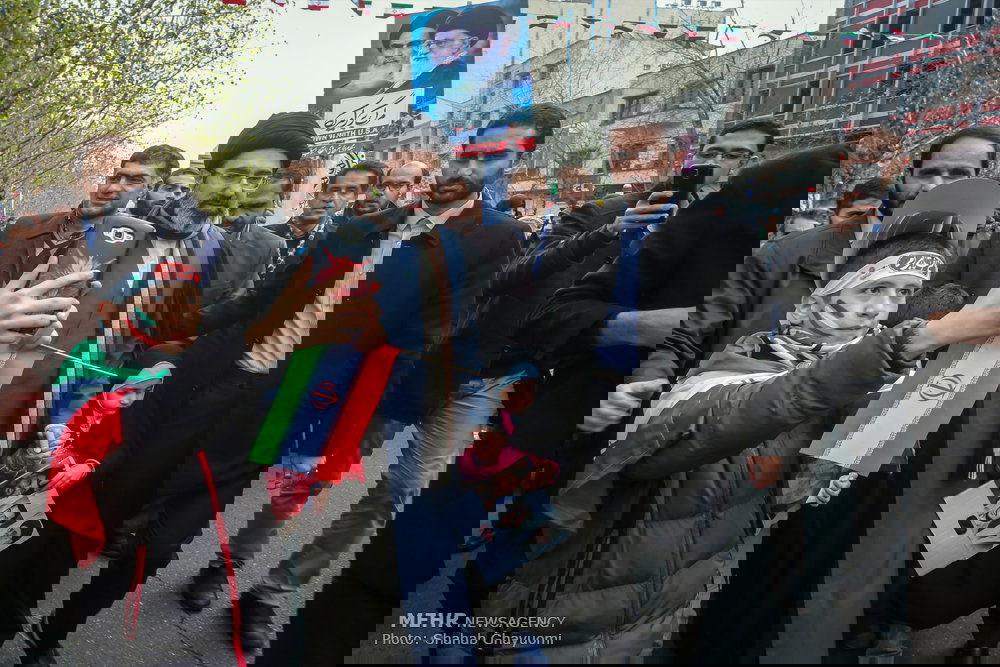 "מוג'תבא ח'אמנאי ובניו בצעדת יום ניצחון המהפכה"