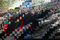 "מוג'תבא ח'אמנאי ובניו בצעדת יום ניצחון המהפכה"