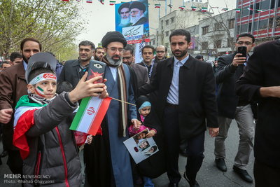 "מוג'תבא ח'אמנאי ובניו בצעדת יום ניצחון המהפכה"