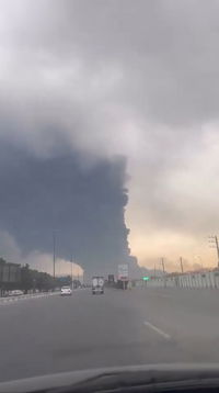 איראני צילם תימרות עשן - והעביר מסר: "תודה טראמפ, תודה נתניהו - העם איתכם"