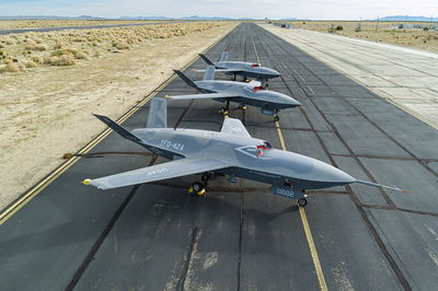 שלישיית כטב"מי ה-YFQ-42A של חברת General Atomics על מסלול הניסוי.