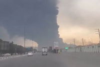 איראני צילם תימרות עשן והעביר מסר: "תודה טראמפ, תודה נתניהו - העם איתכם"