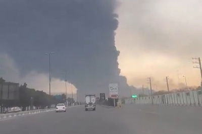 איראני צילם תימרות עשן והעביר מסר: "תודה טראמפ, תודה נתניהו - העם איתכם"