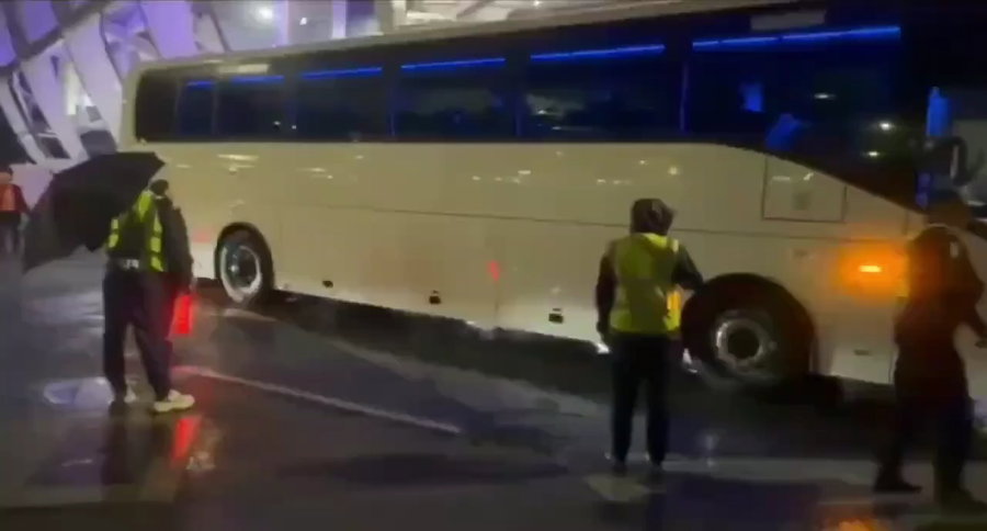 הנבחרת מסמנת לפי דיווחים אותות מצוקה מהאוטובוס