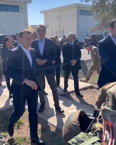 מקרון פגש מיירטי כטב"מים בקפריסין - ואז זיהה חיילים צרפתיים: כך הוא הגיב 