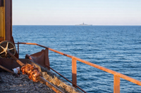 ברביקיו בלב ים מול נושאת מטוסים: התיעוד המהפנט של שגרת המלחמה באוקיינוס