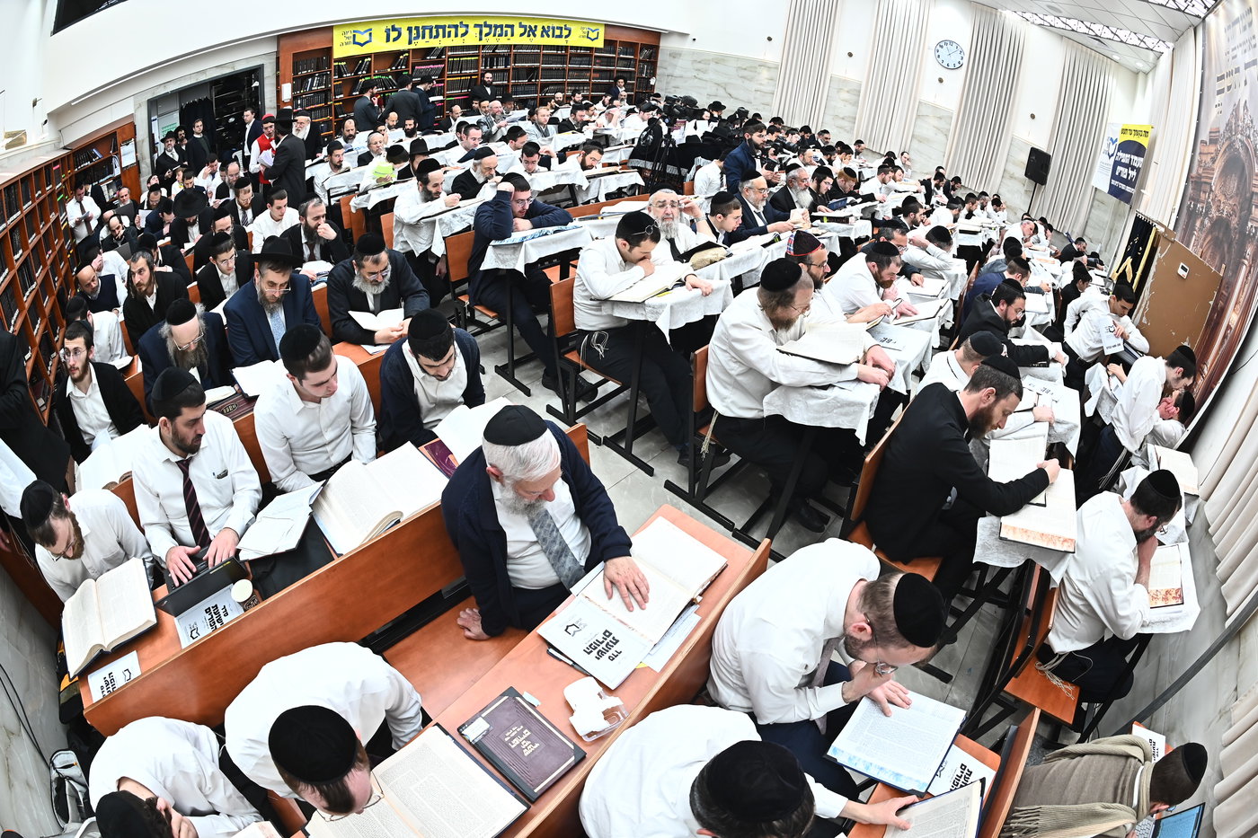 המונים במעמד סגולת רינה של תורה שהתקיים בליל הפורים בראשות גדו"י