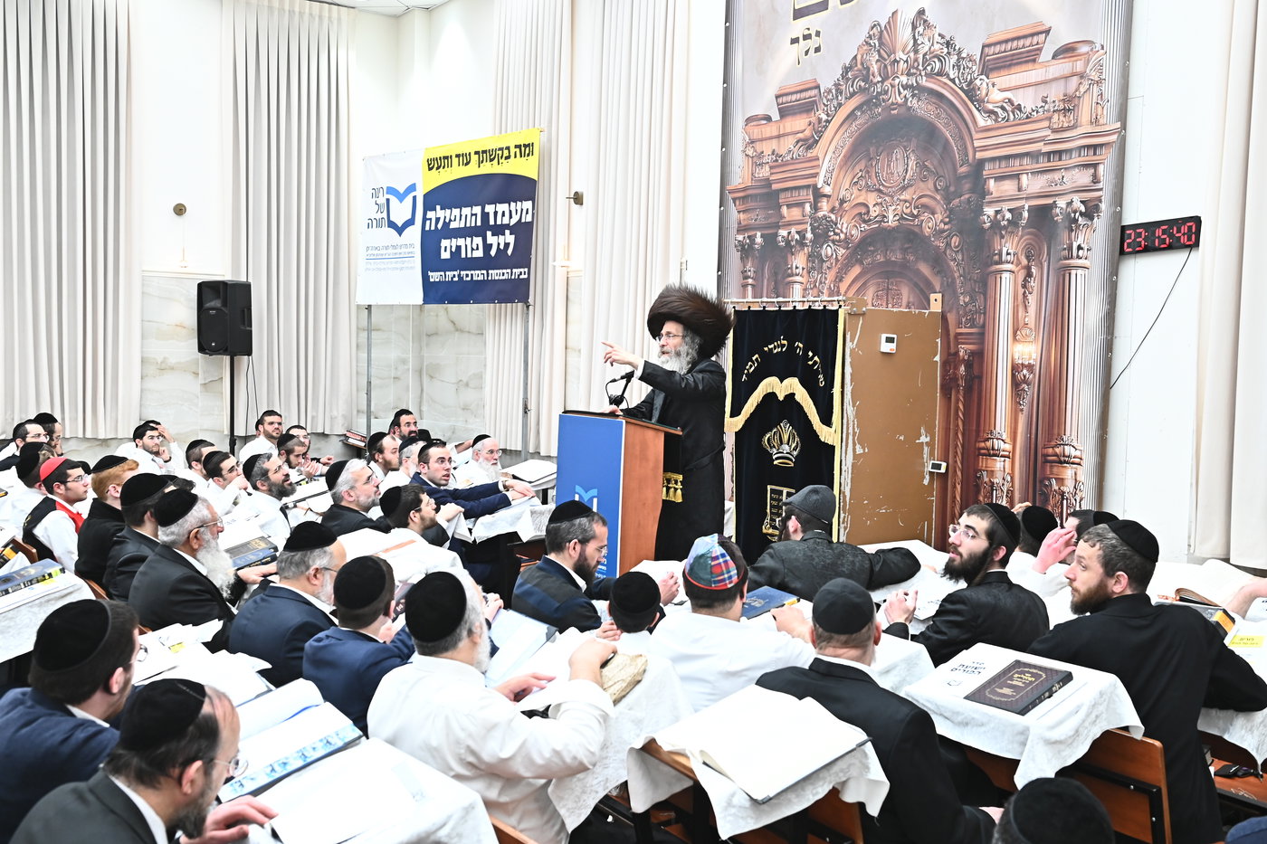 המונים במעמד סגולת רינה של תורה שהתקיים בליל הפורים בראשות גדו"י