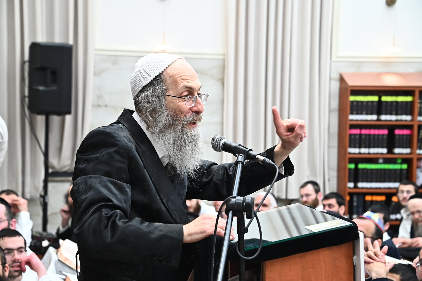 המונים במעמד סגולת רינה של תורה שהתקיים בליל הפורים בראשות גדו"י