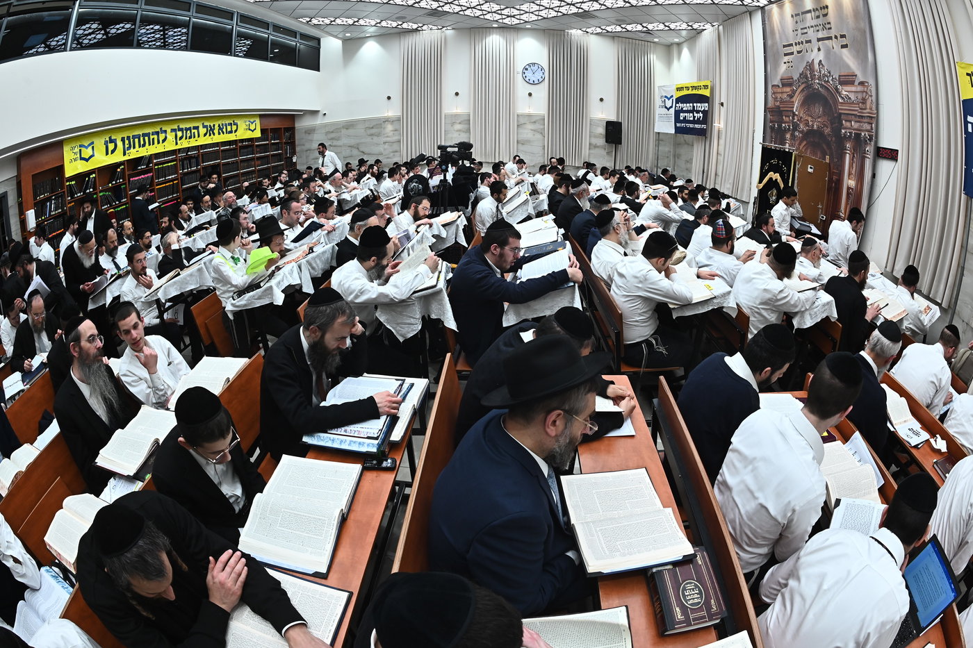 המונים במעמד סגולת רינה של תורה שהתקיים בליל הפורים בראשות גדו"י