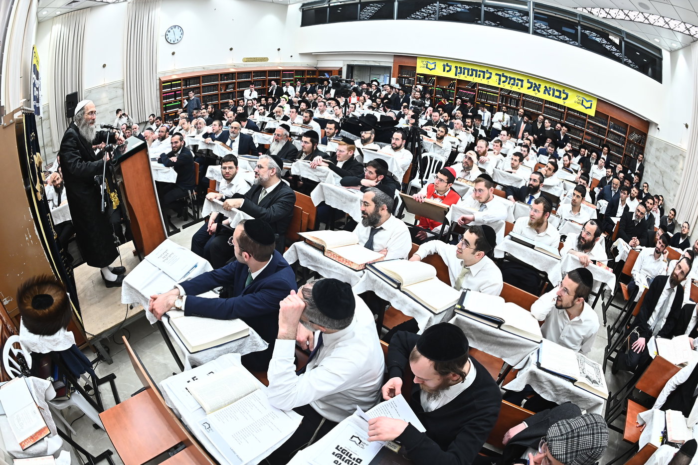 המונים במעמד סגולת רינה של תורה שהתקיים בליל הפורים בראשות גדו"י