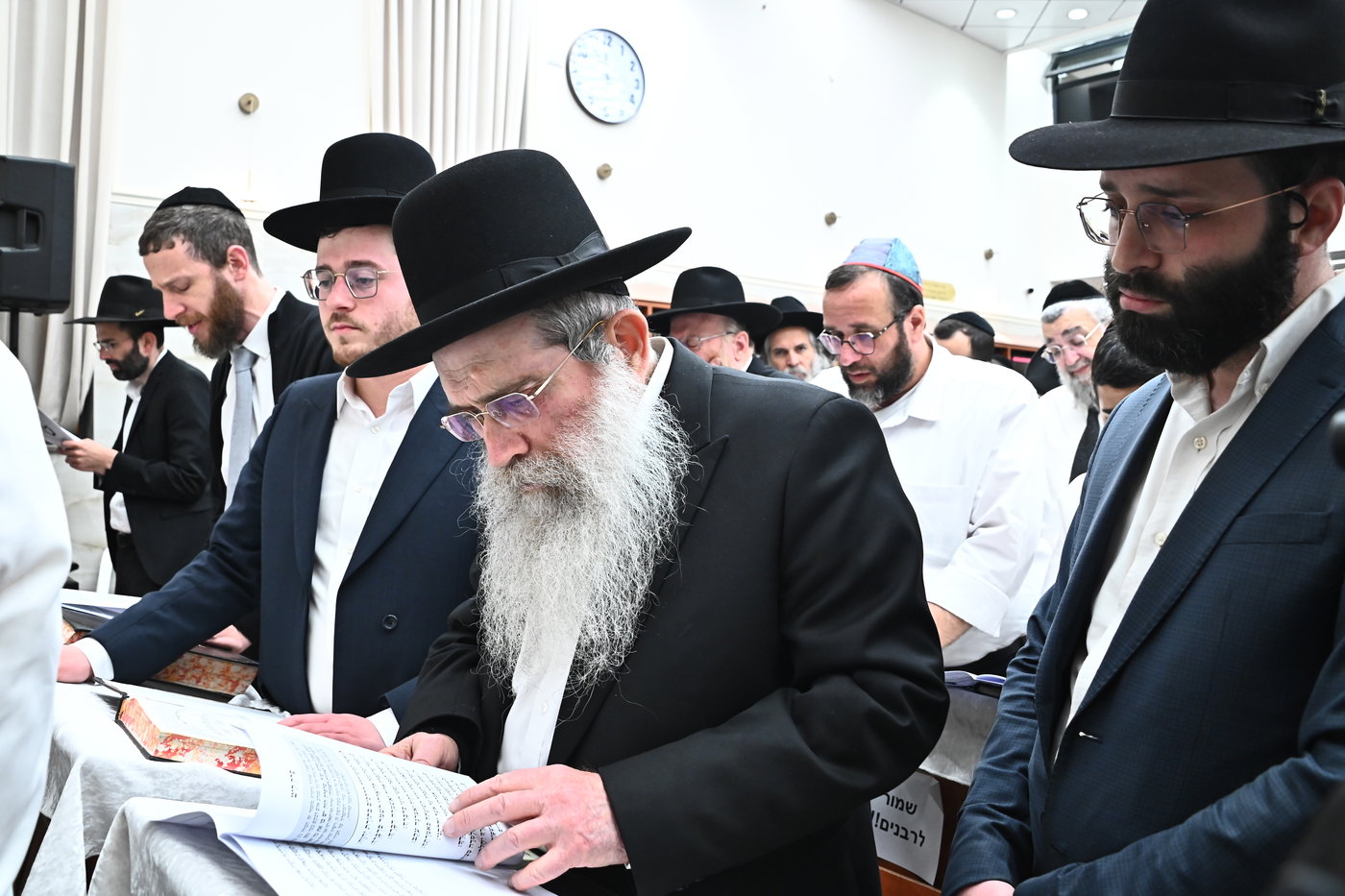 המונים במעמד סגולת רינה של תורה שהתקיים בליל הפורים בראשות גדו"י