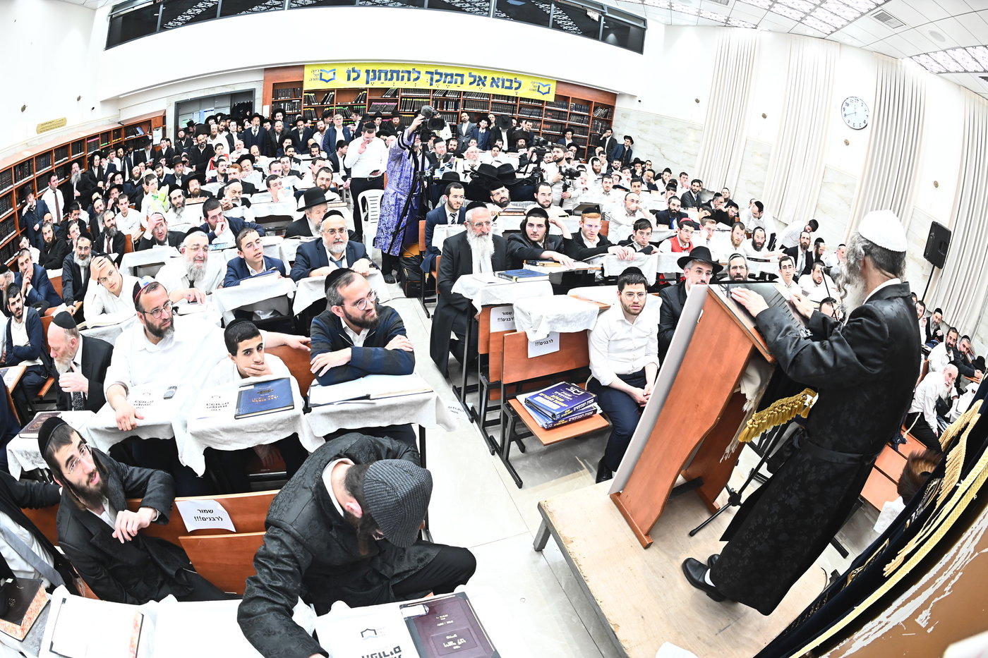 המונים במעמד סגולת רינה של תורה שהתקיים בליל הפורים בראשות גדו"י