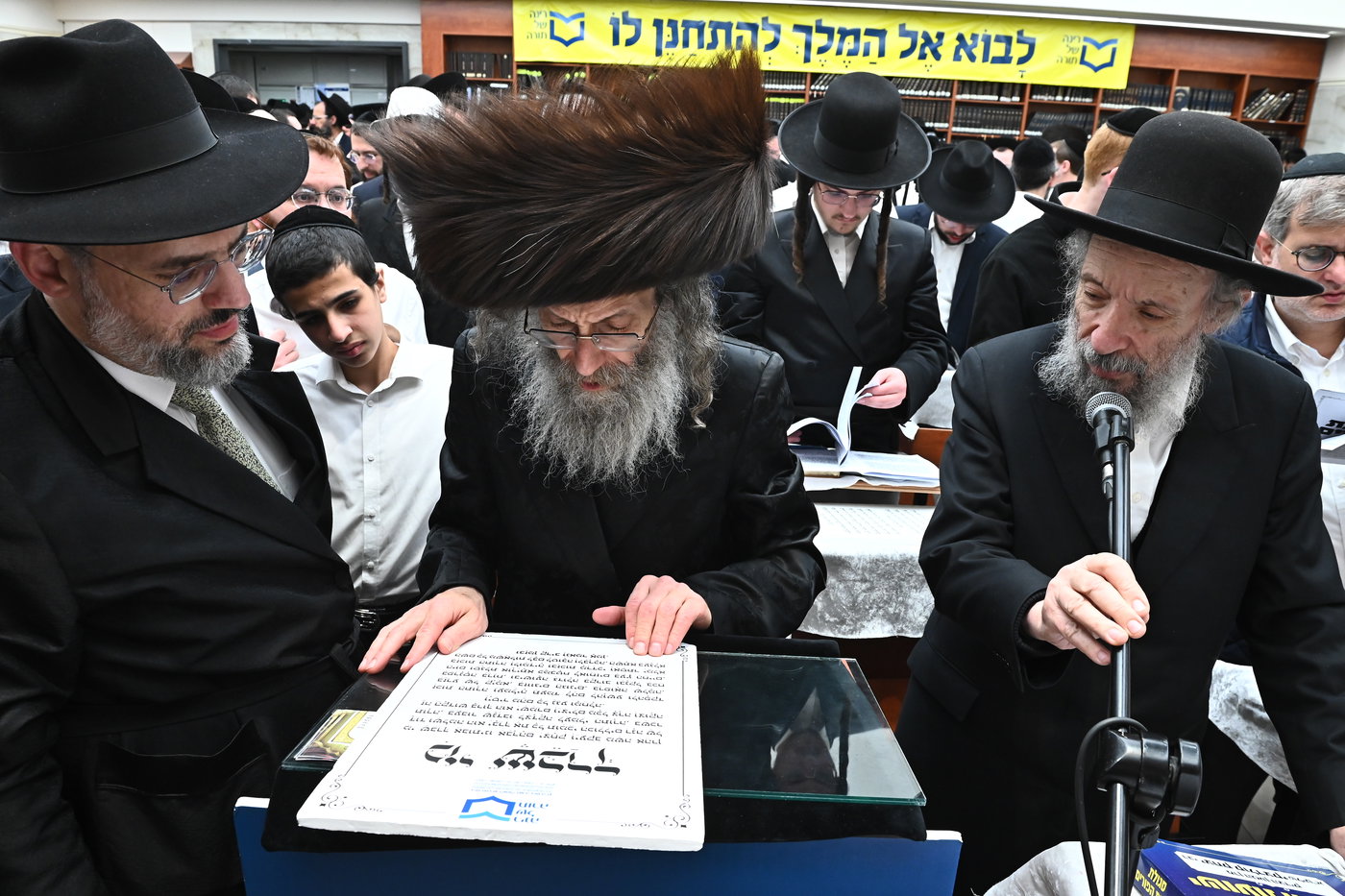 המונים במעמד סגולת רינה של תורה שהתקיים בליל הפורים בראשות גדו"י