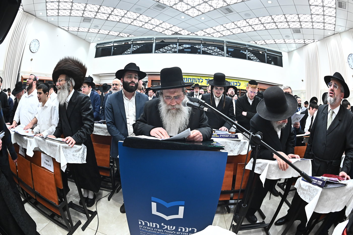 המונים במעמד סגולת רינה של תורה שהתקיים בליל הפורים בראשות גדו"י