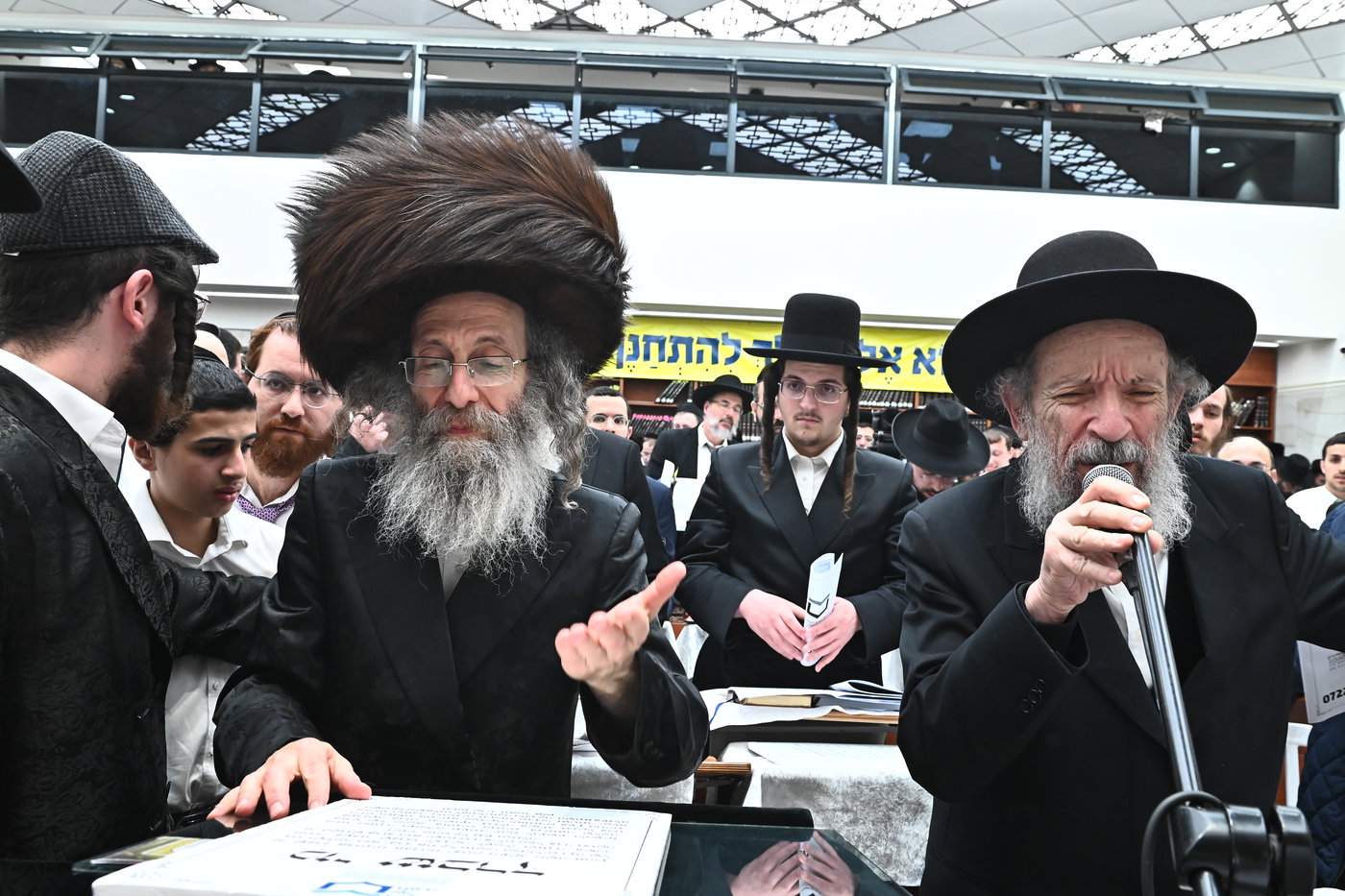 המונים במעמד סגולת רינה של תורה שהתקיים בליל הפורים בראשות גדו"י