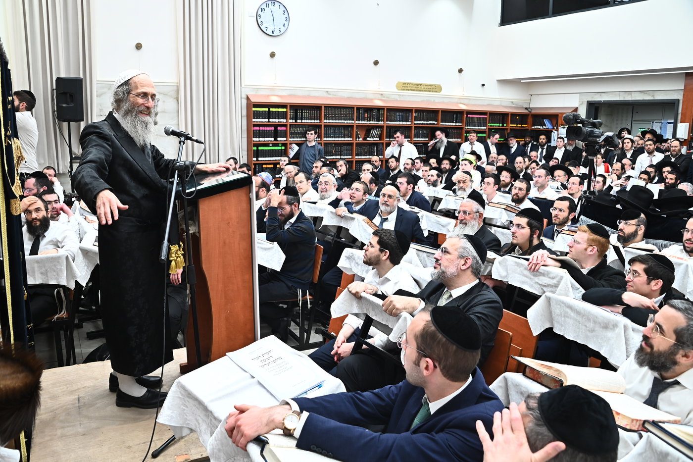 המונים במעמד סגולת רינה של תורה שהתקיים בליל הפורים בראשות גדו"י