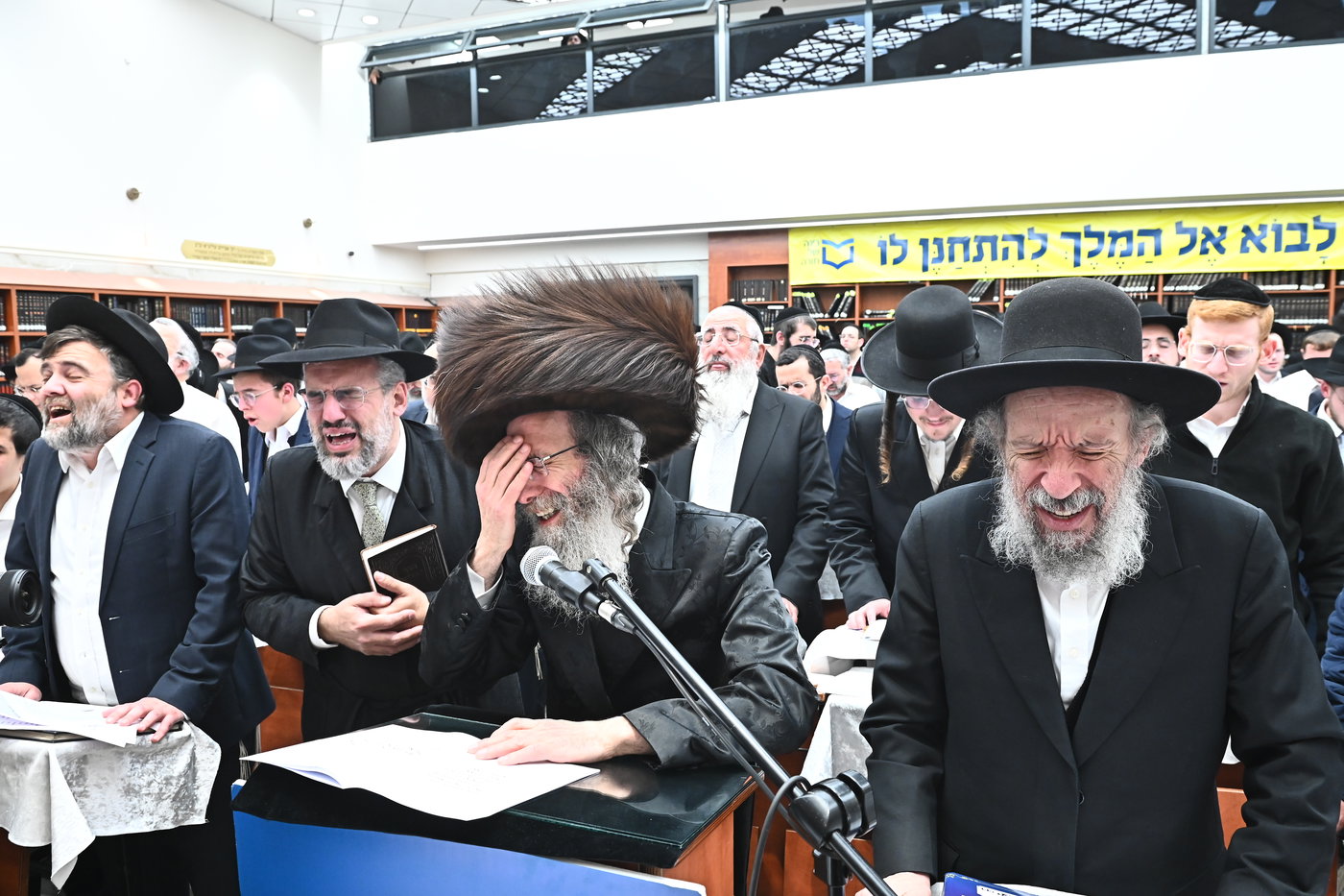 המונים במעמד סגולת רינה של תורה שהתקיים בליל הפורים בראשות גדו"י