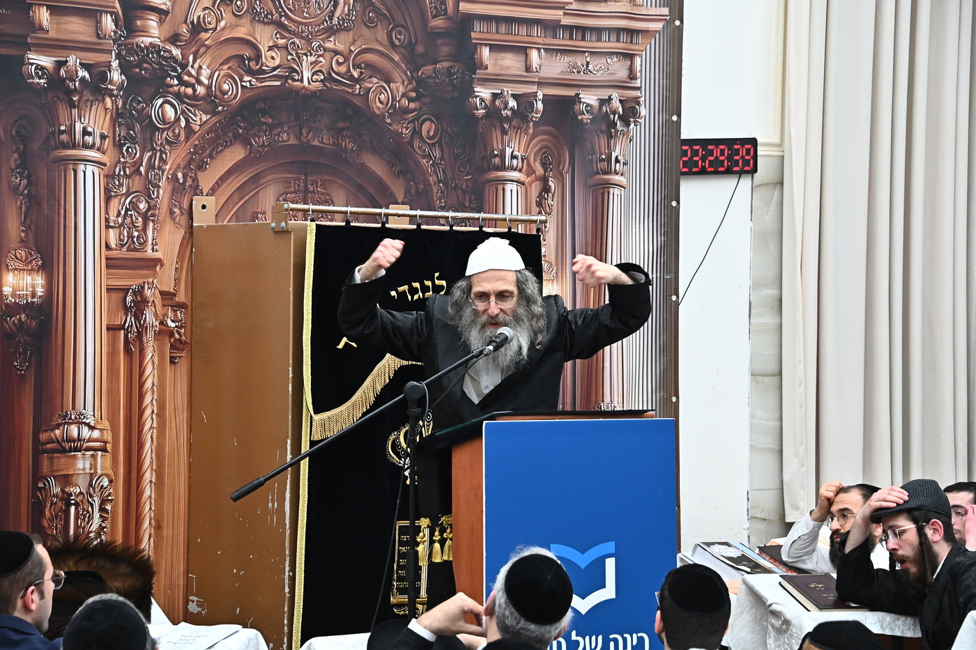 המונים במעמד סגולת רינה של תורה שהתקיים בליל הפורים בראשות גדו"י