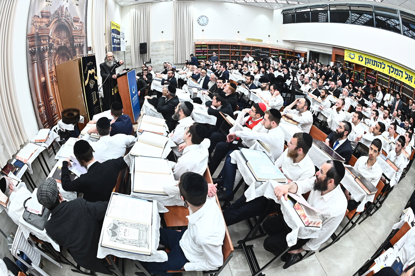 המונים במעמד סגולת רינה של תורה שהתקיים בליל הפורים בראשות גדו"י