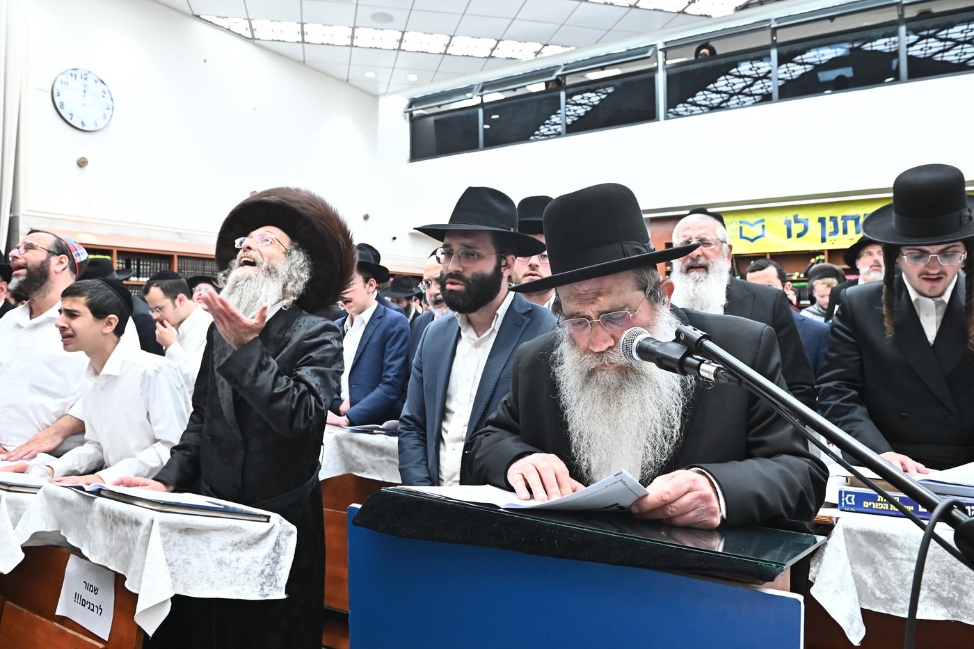 המונים במעמד סגולת רינה של תורה שהתקיים בליל הפורים בראשות גדו"י