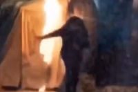 אומץ לב בגוב האריות: נערה הציתה אוהל של אנשי משמרות המפכה | צפו