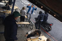 זעם בלונדון: תיירת נשדדה באיומי סכין - השוטרים הגיעו לשתות קפה