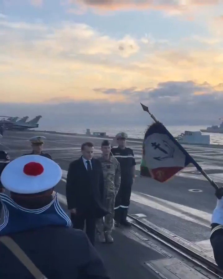 מקרון על סיפון שארל דה-גול