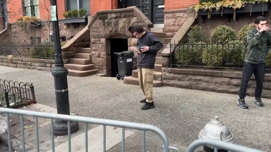 רגע הכנת המטען ע"י המחבל